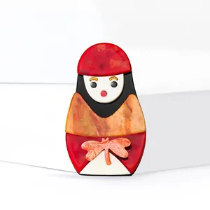 Broche poupée russe en acrylique avec motif libellé et détails rouges élégants