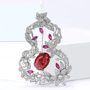Broche en cuivre faite main avec zircons rouges et motif floral de gourde évidée