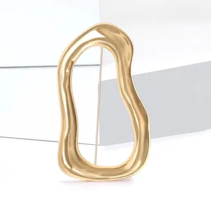 Broche forme organique irrégulière en or poli avec un design fluide de métal en fusion
