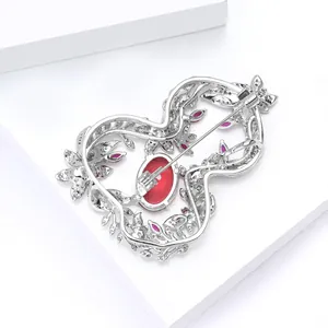 Broche gourde argentée faite main avec pierre rouge et zircons au design ajouré chic