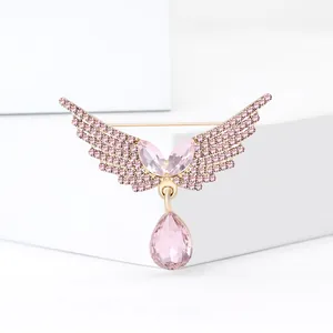 Spilla ad ali d'angelo dorate con strass rosa e ciondolo in cristallo a goccia d'acqua