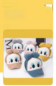 Détails de chapeaux d'hiver en peluche pour enfants avec de grands yeux et des nœuds