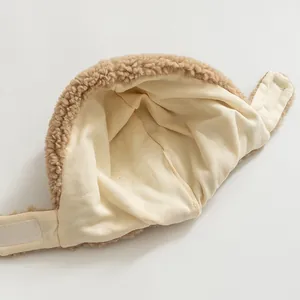 Detailaufnahme der Baby-Lammwollmütze mit hautfreundlichem Baumwollfutter und Klettverschluss