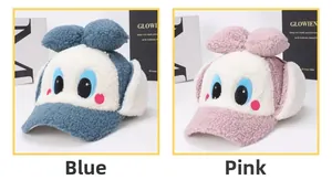 Détails de bonnets à oreillettes en peluche avec nœuds et yeux de dessin animé brodés