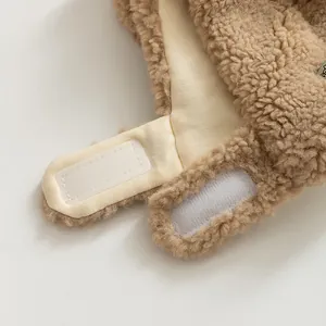 Detail der Baby-Fliegermütze mit weichem Lammwoll-Gewebe und Klettverschluss-Band