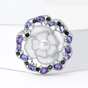 Spilla floreale elegante con petali di conchiglia, cristalli viola e perla d'acqua dolce