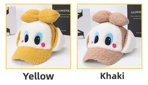 Détail de casquettes en peluche jaune et kaki pour enfants avec oreilles en laine d'agneau