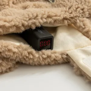 Detail aus braunem Plüschstoff mit Sicherheitssensor zeigt Null-Formaldehydgehalt