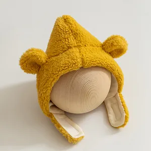Winter-Babymütze in Ingwergelb aus Teddy-Fleece mit Hasenohren und verstellbarem Klettverschluss