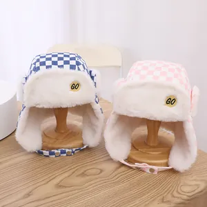 Winter-Fliegermütze für Kinder mit Schachbrettmuster und warmem Plüschfutter mit Ohrenklappen