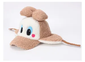 Gros plan sur bonnet enfant en polaire avec grand nœud et broderie yeux de dessin