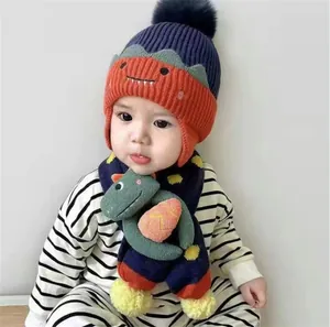 Conjunto de gorro y bufanda de invierno para bebés con bordado de dinosaurio y pompón