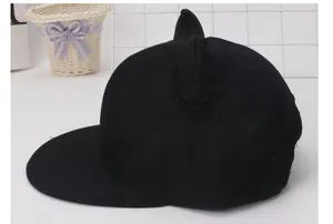 Λεπτομέρεια μαύρου καπέλου snapback για παιδιά με τρισδιάστατα αυτιά γάτας