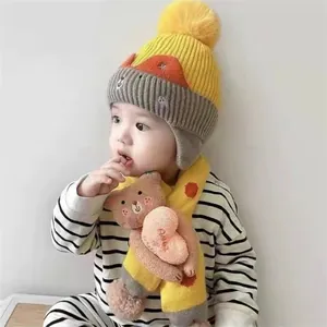 Conjunto de gorro y bufanda de punto para niños con orejeras y detalle de osito de peluche
