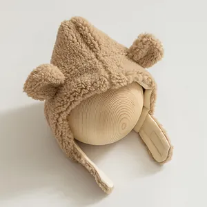 Detailansicht der braunen Plüsch-Babymütze mit Bärenohren und weichem, warmem Fleece-Futter