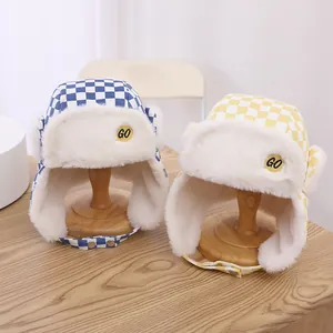 Warme karierte Kindermützen mit weichem Kunstfellfutter und GO-Stickerei-Detail
