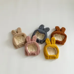 Flache Ansicht der Baby-Hasenohrenmützen in Beige, Rosa, Grau, Gelb und Karamell-Fleece