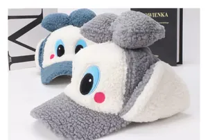 Détail du bonnet en polaire pour fille avec de grands yeux de dessin animé et nœud