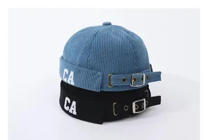 Dettagli dei cappelli Docker in velluto a coste con ricamo CA e fibbie in metallo per bambini