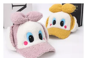 Vue détaillée des bonnets d'hiver en peluche pour enfants avec oreilles et motifs mignons