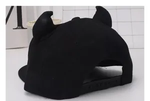 Λεπτομέρεια από το ρυθμιζόμενο κούμπωμα και τα κέρατα διαβόλου στο μαύρο καπέλο μπέιζμπολ