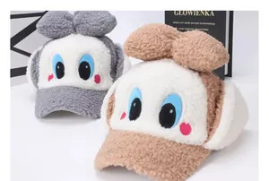Détail de casquettes en laine d'agneau avec broderie d'yeux de dessin animé et oreilles 3D