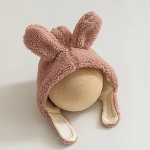 Detailansicht der rosa Fleece-Babymütze mit weichem Plüsch und Hasenohren-Design