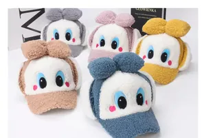 Détail de casquettes en laine d'agneau pelucheuse avec des yeux de dessin animé et nœuds