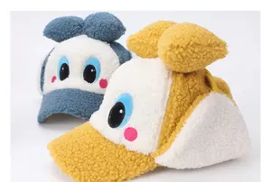 Détail de bonnets en peluche pour enfants avec grands yeux et protège-oreilles