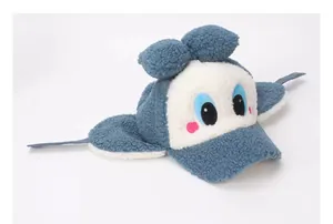 Détail du bonnet peluche pour enfant avec broderie cartoon et rabats pour oreilles