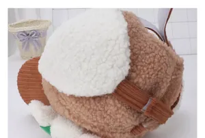 Primer plano del gorro de conejo de felpa con textura de lana de cordero y cierre de velcro