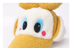 Détail macro du bonnet en polaire sherpa avec broderie yeux de dessin animé et joues roses