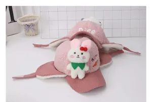 Detalle del gorro de invierno rosa para niños con conejo de peluche y bordado Nice