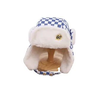 Warmer Kinder-Uschanka-Hut mit Karomuster, GO-Stickerei und weichem Fleece-Futter