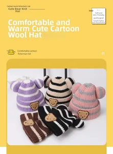 Dettaglio di simpatici cappelli in maglia a righe per neonati con orecchie da orso in 5 colori