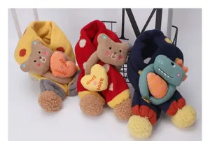 Detalle de bufandas de punto con pompones suaves y lindos muñecos de osos y dinosaurios 3D