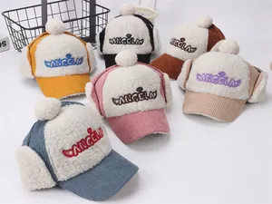 Vista plana de gorras infantiles con orejeras de pana y forro polar en varios colores