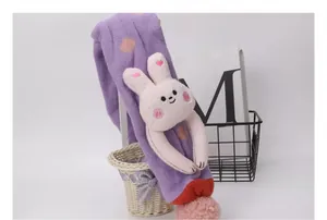 Detalle de bufanda tejida violeta con conejo de peluche 3D y lunares rosas para niños