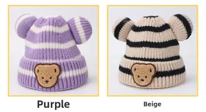 Dettaglio di cappelli in maglia con orecchie da orso e motivi a strisce viola e beige