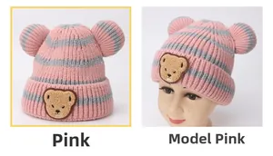 Dettaglio cappello a maglia a righe rosa e grigie per bambini con orsetto e orecchie