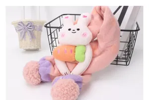 Primer plano de bufanda rosa de punto con conejo de peluche blanco para niños