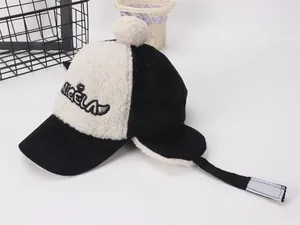 Detalle de gorra de invierno con orejeras, tela de pana y forro cálido de lana de cordero