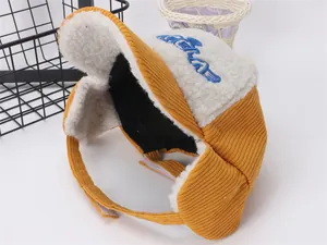 Detalle del gorro de aviador infantil de pana amarilla con forro polar cálido y velcro