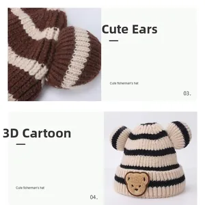 Dettaglio del cappello a maglia a righe per neonati con orecchie d'orso e patch 3D