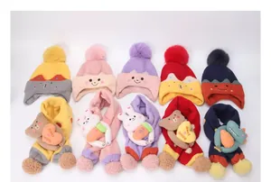 Detalle de conjunto de gorro y bufanda de punto para niños con muñecos 3D