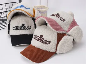 Detalle de gorros de invierno con orejeras de forro polar sherpa suave y bordado artesanal