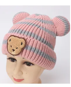 Dettaglio del berretto in maglia a righe rosa e grigie per neonati con orecchie