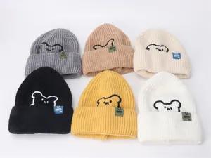 Piatto di berretti in maglia per bambini in sei colori con dettaglio orso ricamato