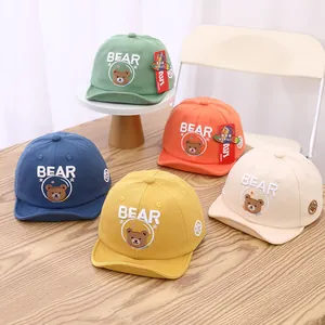 Détail de cinq casquettes en coton pour bébés avec motifs d'ours de dessin animé brodés