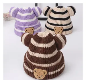 Dettagli di cappelli in maglia per neonati con orecchie da orso e ricamo a righe